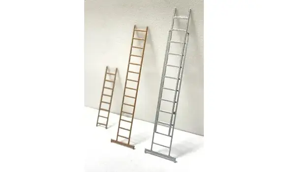 Lot de divers échelles et escabeau HO