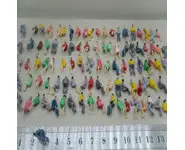 LOT DE 100 PERSONNAGES ASSIS NEUF 